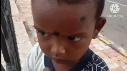 खूंटी: जम्हार बाज़ार स्टेशन के पास मिला एक भटका हुआ बच्चा, लोगों ने पुलिस को सौंपा