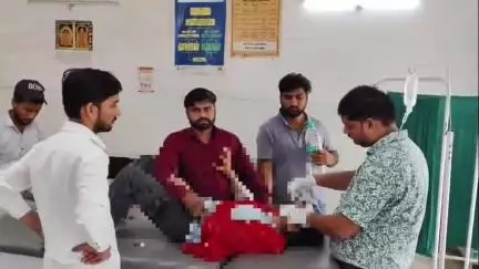 इटावा: भाई-बहन के बीच झगड़े में बहन ने कीटनाशक दवा खाई, उपचार हेतु जिला अस्पताल लाया गया