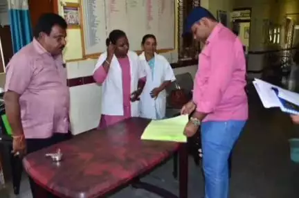 నర్సాపూర్: ప్రాథమిక ఆరోగ్య కేంద్రాన్ని ఆకస్మికంగా తనిఖీ చేసిన జిల్లా కలెక్టర్ రాహుల్ రాజ్
