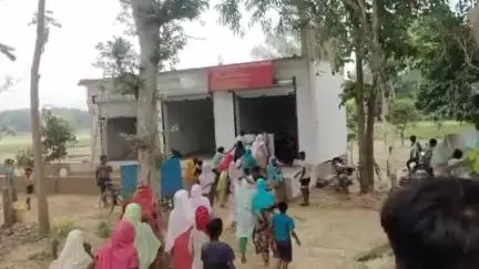 नवाबगंज: चक गांव में देसी ठेका के बीच आबादी में होने को लेकर ग्रामीण महिलाओं ने किया जोरदार प्रदर्शन, रोड जाम