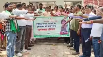 महेशपुर: महेशपुर बीडीओ और सीओ ने सभी अधिकारियों व कर्मचारियों को नशा मुक्ति की शपथ दिलाई
