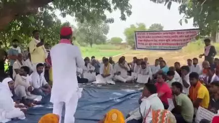 राजातालाब: गंजारी में किसानों के आंदोलन को समाजवादी पार्टी का मिला समर्थन, सपा प्रतिनिधि मंडल ने की मुलाकात