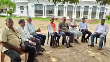 जरमुण्डी: जरमुंडी विधायक देवेंद्र कुंवर के नोनीहाट स्थित पैतृक आवास पर बिजली और पेयजल की समस्या पर हुई चर्चा