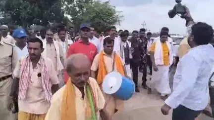 పెద్దపల్లి: తెలంగాణ రాష్ట్ర మంత్రిగా ప్రమాణ స్వీకారం చేసిన అనంతరం ఓదెల మల్లికార్జున స్వామిని దర్శించుకున్న వివేక్ వెంకటస్వామి