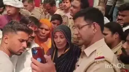 कोल: गांधीपार्क में हत्या मामले को लेकर परिजनों और ग्रामीणों ने किया हंगामा, पुलिस पर मिलीभगत का आरोप