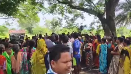 ରାୟଗଡା: ଗୋଗୁପାଢୁ ପଞ୍ଚାୟତ କାର୍ଯ୍ୟଳୟ ଠାରେ ବିକାଶ ବାହନ କାର୍ଯ୍ୟକ୍ରମ ଅନୁଷ୍ଠିତ,ଯୋଗ ଦେଲେ ଅନେକ ଜନ ସାଧାରଣ