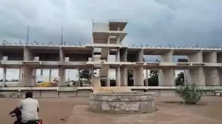 జహీరాబాద్: జహీరాబాద్ రైల్వే స్టేషన్‌లో నిర్మాణ దశలోనే నిలిచిపోయిన మల్టీ ఫంక్షన్ హాల్ కాంప్లెక్స్ పనులు #localissue