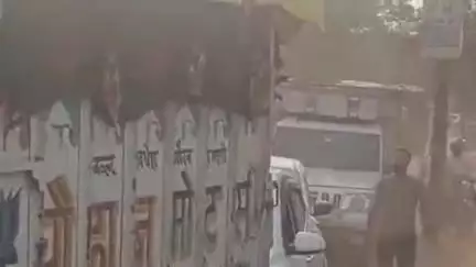 कासगंज: मंडी परिसर के बाहर लगा भीषण जाम, मौके पर पहुंचे यातायात प्रभारी ने खुलवाया जाम