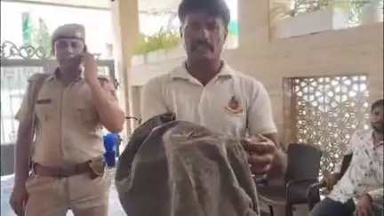 लाडपुरा: ऊर्जा मंत्री नागर के श्रीनाथपुरम आवास में घुसी मॉनिटर लिज़ार्ड जंगली छिपकली का किया रेस्क्यू