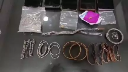 সৃজনগ্ৰাম: দুটা চোৰ আৰু চুৰিৰ গহনা ক্ৰয় কৰা তিনিজন ব্যৱসায়ীক গ্ৰেপ্তাৰ কৰি মানিকপুৰ থানাত লৈ আহে আৰক্ষীয়ে