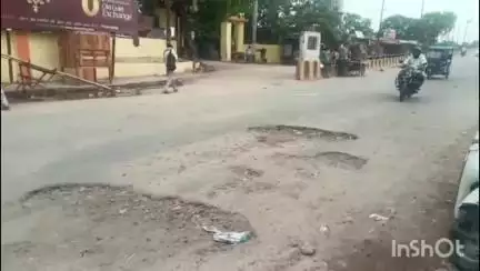 गल्ला मंडी की जर्जर और खराब सड़क पर हो रहे सड़क हादसों को लेकर स्थानीय लोगों ने जताया रोष