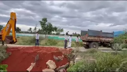 సదుం మార్గంలో గుంతలమయంగా ఉన్న రోడ్డుపై మట్టి పోసి సమస్యను పరిష్కరించిన నేతలు