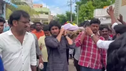 స్నేహితుడి అంతిమయాత్రలో పాడే మోసిన భూమన అభినయ రెడ్డి