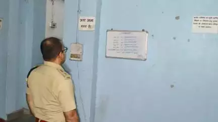 बैरिया: पुलिस अधीक्षक ने किया बैरिया थाना का औचक निरीक्षण, पुलिस कर्मियों में मची अफरा-तफरी