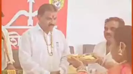 बुलढाणा: शहरातील मातोश्री जनसंपर्क कार्यालय येथे शिवसेना महिला आघाडीच्या वतीने आमदार संजय गायकवाड यांचा सपत्नीक सत्कार
