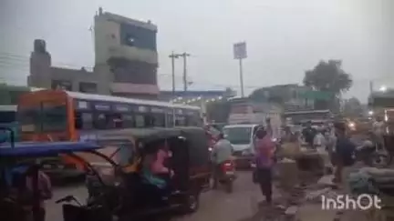 बिधूना: कस्बा के बेला रोड पर डग्गामार वाहनों के चलते लोग जाम से परेशान