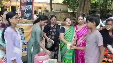 बेंगाबाद: गिरिडीह महिला थाना के पास बाल गोपाल ग्रुप महिला समिति द्वारा शत्तू शरबत का वितरण