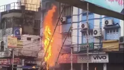 বর্ধমান ১: বর্ধমান পৌরসভা সংলগ্ন ১টি ইলেকট্রিক খুটিতে আগুন কেন্দ্র করে মুহূর্তের মধ্যে আতঙ্ক এলাকায়,ঘটনাস্থলে দমকলের ১টি ইঞ্জিন
