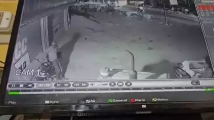 बस्ती: कटरा मूड घाट के पास स्थित दुकान के सामने खड़ी बाइक चोरी की वारदात सीसीटीवी कैमरे में कैद हुई
