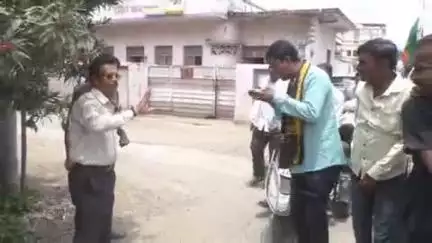 नांदेड: माजी मुख्यमंत्री अशोकराव चव्हाण यांच्या शिवाजीनगर येथील घरावर दिव्यांग यांच्यावतीने भिक मागो आंदोलन करत काढला मोर्चा