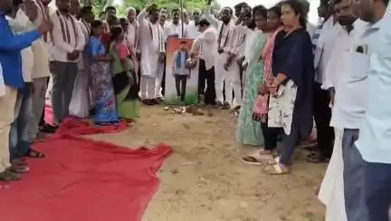 సంగారెడ్డి: సాదుల్ల నగర్ గ్రామంలో సీఎం రేవంత్ రెడ్డి చిత్రపటానికి పాలాభిషేకం నిర్వహించిన కాంగ్రెస్ నాయకులు