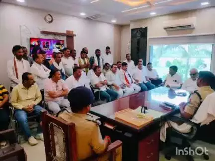 औरैया: ब्राह्मण महासभा और राजनैतिक लोगों ने ककोर मुख्यालय में पुलिस अधीक्षक से की वार्ता, प्रधान के साथ हुई मारपीट को लेकर