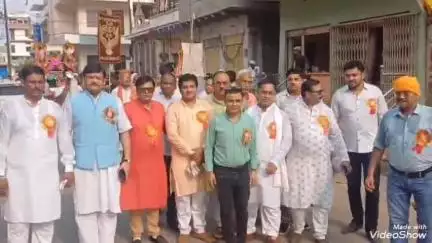 मिर्ज़ापुर: बेलतर में डीजे के साथ निकाली गई बारात, सामूहिक विवाह में 8 जोड़ों का हुआ विवाह