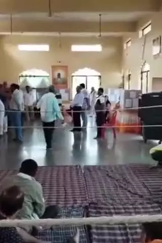 टीकमगढ़: कुंडेश्वर मंदिर ट्रस्ट के चुनाव को लेकर मतदान प्रक्रिया हुई संपन्न; 1310 मतदाताओं ने डाले वोट, कल होगी मतगणना