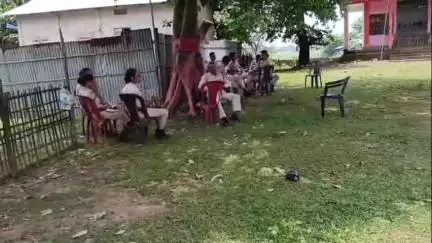 লক্ষীপুৰ: লক্ষীপুৰ চহৰৰ ১০ নং ৱাৰ্ডৰ খাকলামাৰী দাসপাৰাত কালী মন্দিৰৰ সমীপত পথৰ দাঁতিত গো মাংস পেলোৱাক লৈ উত্তেজনা অব্যাহত