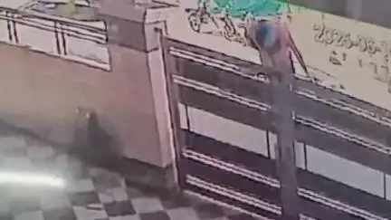 जगाधरी: मॉडल टाउन: पत्नी व बच्चों को छोड़ने वाले पति का घर में हाई वोल्टेज ड्रामा, सीसीटीवी में कैद