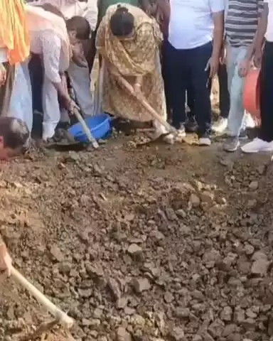 जयपुर: सांसद मंजू शर्मा रामगढ़ बांध पर कार्यकर्ताओं के साथ श्रमदान करने पहुंची