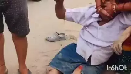 बिक्रमगंज: बिक्रमगंज डिहरी पथ पर रेलवे क्रॉसिंग के पास तेज रफ्तार ट्रक ने कार में मारी टक्कर, कार सवार घायल