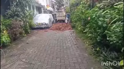 കൊച്ചി: ഫോർട്ട്കൊച്ചിയിൽ കെട്ടിടത്തിന്റെ ഓടുകൾ കാറ്റിൽ പറന്ന് വീണ് നിർത്തിയിട്ട കാറുകൾക്ക് കേടുപാട്