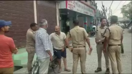 लक्सर: SSP के आदेश पर कोतवाली क्षेत्र में पुलिस ने चलाया डोर-टू-डोर विशेष सत्यापन अभियान, 19 आरोपियों पर की गई कार्रवाई