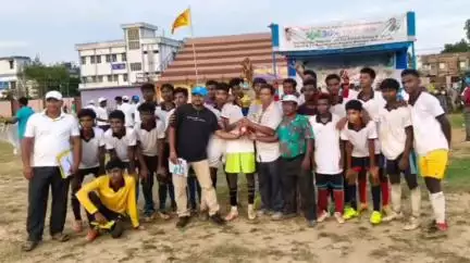 শালবনি: শালবনীতে আয়োজিত সিধো ভানু গোল্ড কাপ ফুটবল টুর্নামেন্টে ১-০ গোলে কেশিয়াড়ি ব্লককে হারালো গরবেতা ১ ব্লক