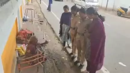திருப்பூர் வடக்கு: மத்திய பேருந்து நிலையம் , ரயில் நிலையம் உள்ளிட்ட பகுதிகளில் ஆதரவற்ற நிலையில் இருந்தவர்கள் மற்றும் யாசகம் பெறுவோரை போலீசார் மீட்டனர்