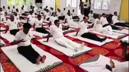 कन्नौज: जिला कलेक्ट्रेट में डीएम और एसपी के अधिकारियों के साथ योग की तस्वीर आई सामने