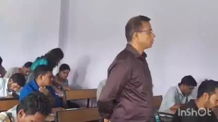 सारंगढ़-बिलाईगढ़ में ADEO परीक्षा संपन्न, कलेक्टर डॉ. कन्नौजे ने केंद्रों का किया निरीक्षण