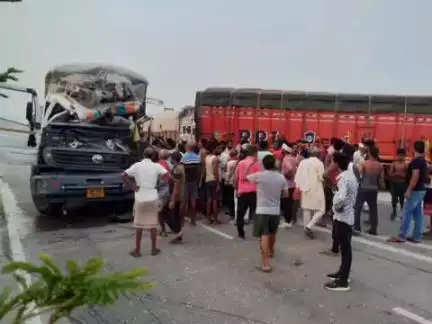 लंभुआ: लंभुआ कोतवाली क्षेत्र के बेदूपारा में लखनऊ-वाराणसी राष्ट्रीय राज्यमार्ग पर सड़क के किनारे खड़ी ट्रक में पीछे से आ रही दू