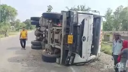 बांका: पाठक टोला पुल के पास गिट्टी से लदा हाईवा सड़क किनारे पलटा, चालक बाल-बाल बचा