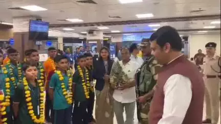गडचिरोली: गडचिरोलीच्या विद्यार्थ्यांचे 'इस्रो'ला ऐतिहासिक उड्डाण..मुख्यमंत्र्यांकडून विमानतळावर विद्यार्थ्यांना शुभेच्छा