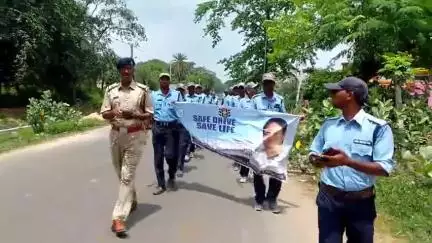 সাঁতুড়ি: শাঁতুড়ি থানার পুলিশের উদ্যোগে পথ চলতি মানুষজনদের সেভ ড্রাইভ সেভ লাইফ এর প্রচার