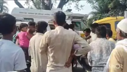 धामपुर: नहटौर के धामपुर मार्ग पर अज्ञात वाहन की टक्कर से ई-रिक्शा सड़क किनारे खाई में पलटा, चालक गंभीर रूप से हुआ घायल