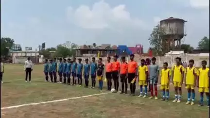 मंडला: महात्मा गांधी स्टेडियम मंडला में दक्षिण क्षेत्र जूनियर बालक अंतर जिला फुटबॉल प्रतियोगिता का शुभारंभ
