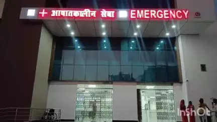 मुंगेर: बस स्टैंड के पास लावारिस हालत में मिले अज्ञात व्यक्ति के शव को पुलिस ने पहुंचाया अस्पताल