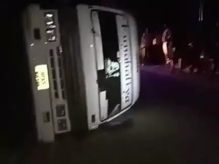 निहरी: फगवाओं में निजी बस पलटने के मामले में पुलिस ने बस चालक के खिलाफ मामला दर्ज किया, जांच शुरू