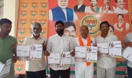 బిచ్కుంద: బిచ్కుందలో సంక్షేమ అభివృద్ధి పథకాల కరపత్రాలను ఆవిష్కరించిన నాయకులు