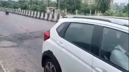 आदित्यपुर गम्हरिया: मंगलम सिटी से डीवीसी मोड़ के बीच सड़क हादसा, दो कार सवार टकराए, पुलिस पहुंची