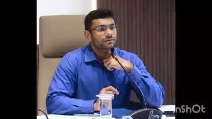 విశాఖపట్నం: జూన్ 21న జ‌రిగే అంత‌ర్జాతీయ యోగా దినోత్స‌వ ప్రధాన వేదిక వ‌ద్ద ఏర్పాట్ల‌పై స‌మీక్షించి, అధికారుల‌కు దిశానిర్దేశం