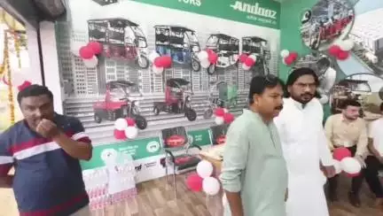 सगड़ी: गुलवा गौरी बाजार में विधायक नफीस अहमद ने स्टार मोटर्स ई-रिक्शा शोरूम का उद्घाटन किया, प्रदूषण नियंत्रण पर कही बड़ी बात
